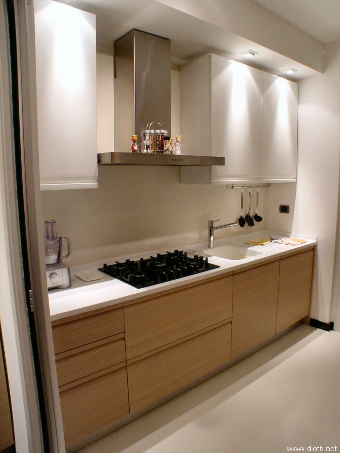 Bellissima vista d'insieme della cucina Zerocinque in rovere sbiancato con il piano in Corian bianco.